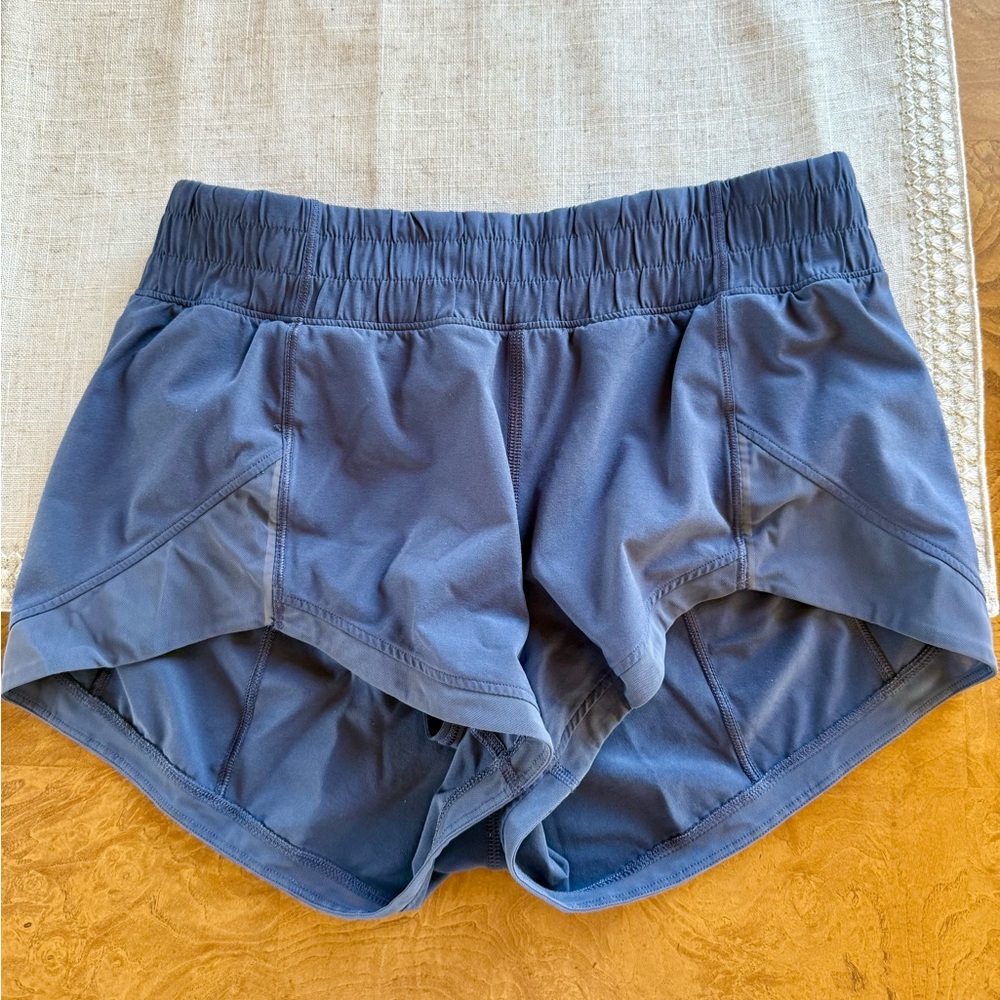 lululemon 2.5’ hotty hot shorts size 4